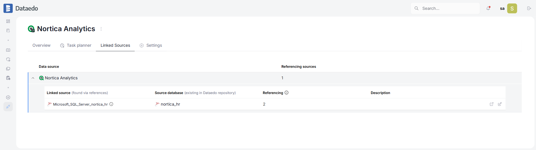 Linked Sources tab of a Qlik Sense connection with a SQL Server source matched to a documented database